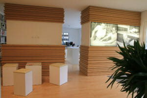 großzügiger Empfangsbereich mit Trennwänden mit einzigartigen horizontalen Holzelementen