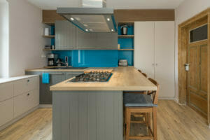 Küche im modern schlichten Landhausstil, großflächigem Arbeitsbereich und Tresen