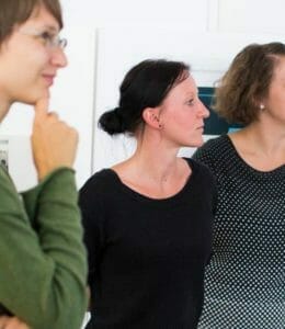 Manuela Schellenberger, stehend mit anderen Frauen in einem workshop