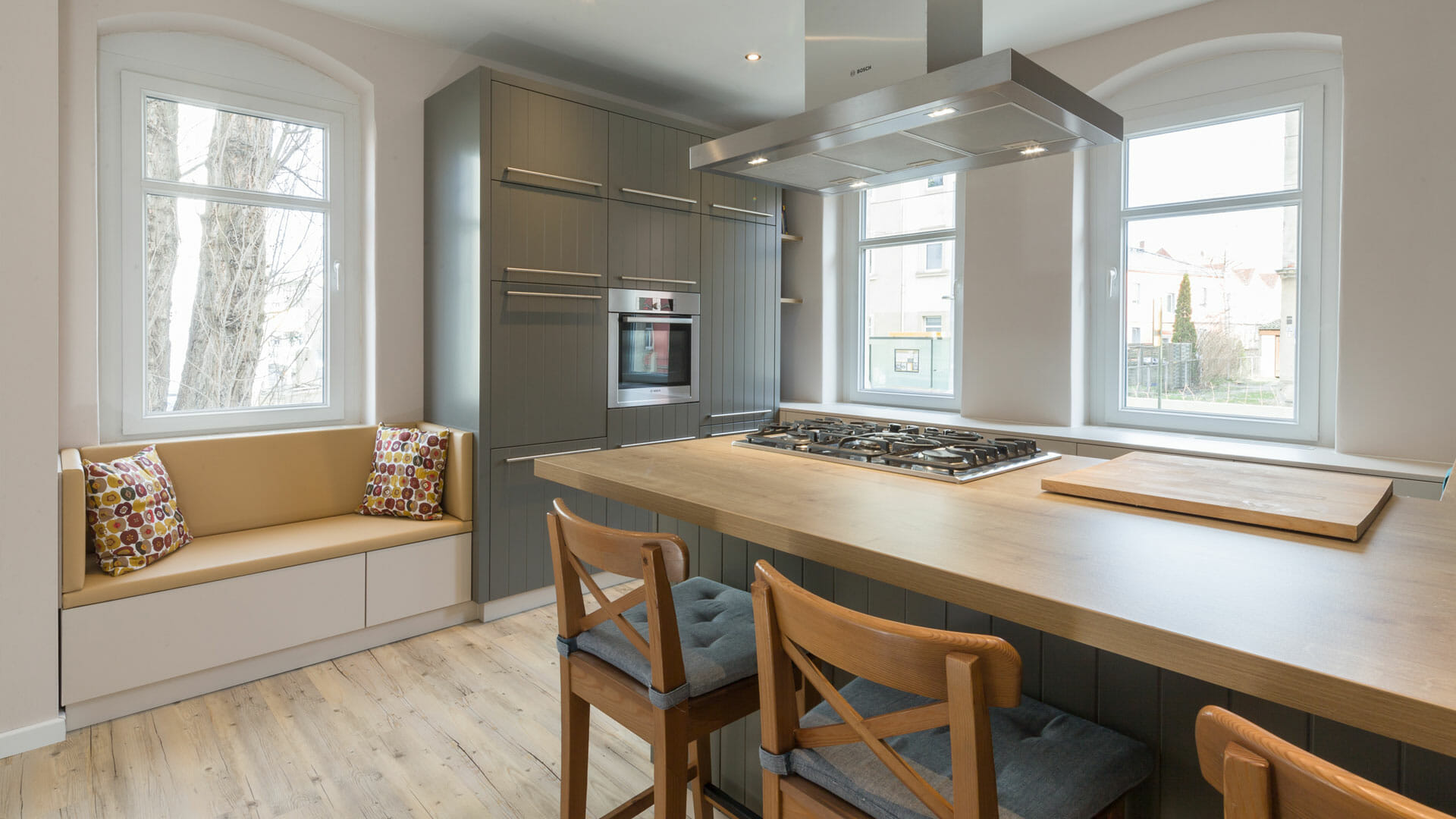 moderne Design Landhausküche mit Tresen, Hochschrank und Sitzniesche