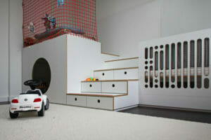 Kinderzimmer mit Spielbereich und Fangnetz, Treppe mit Stauraum und einem Kinderbett