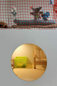 Spielhöhle in einem Kinderzimmer mit einem Fangnetz als Absturzsicherung