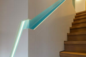 Treppe mit integriertem Stauraumschrank, Handlauf umlaufend mit Beleuchtung