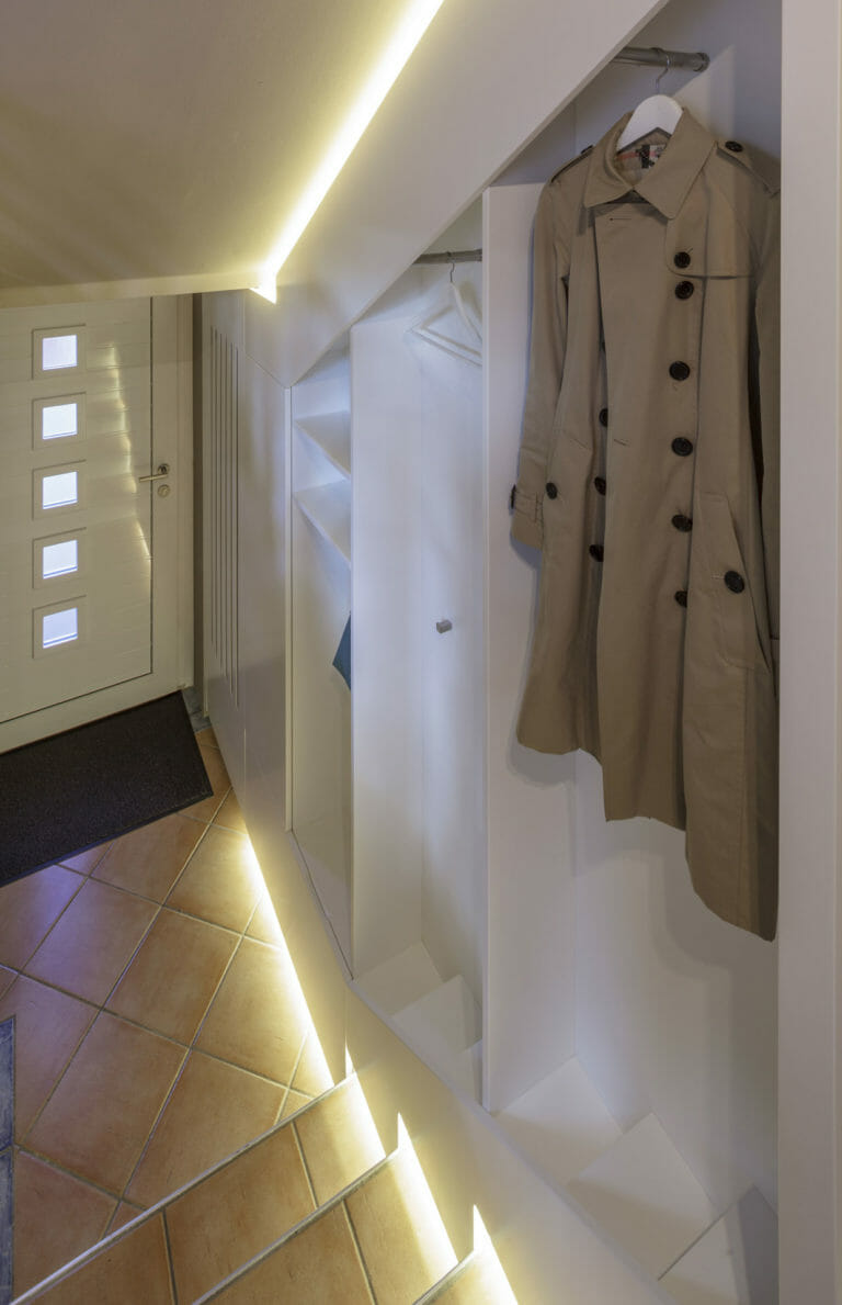 Einbauschrank als Garderobe im Treppenhausmit indirekter Beleuchtung