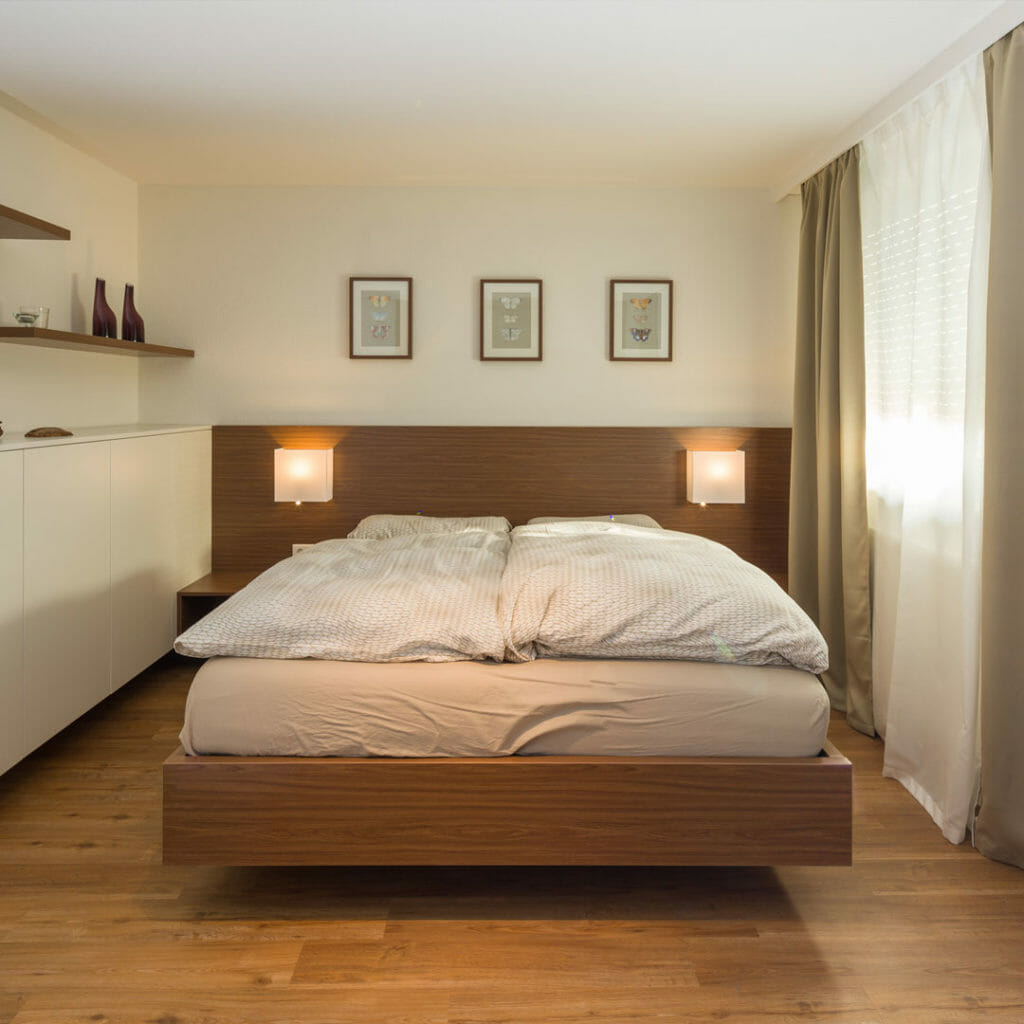 Doppelbett mit Betthaupt und Nachttischen