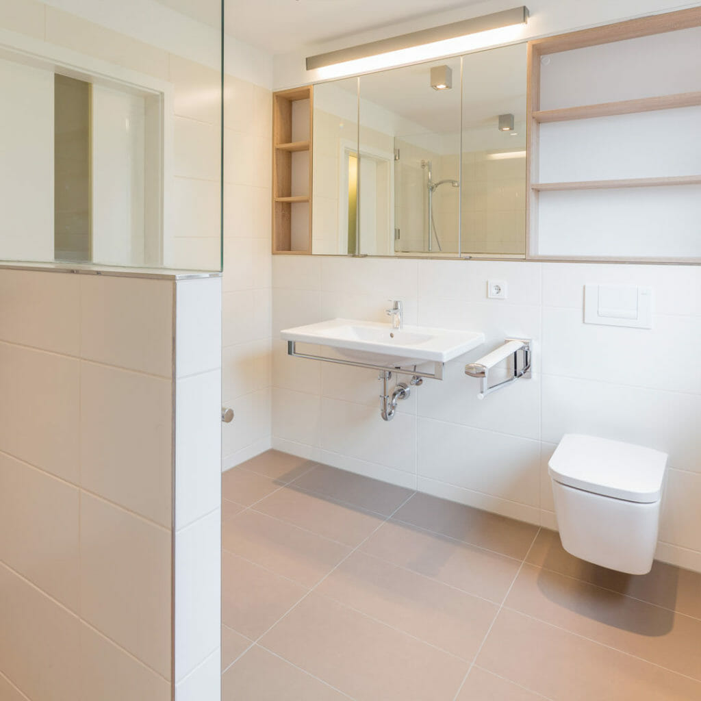 barrierefreies Waschbecken und WC, Spiegelschrank, Regale, Duschabtrennung