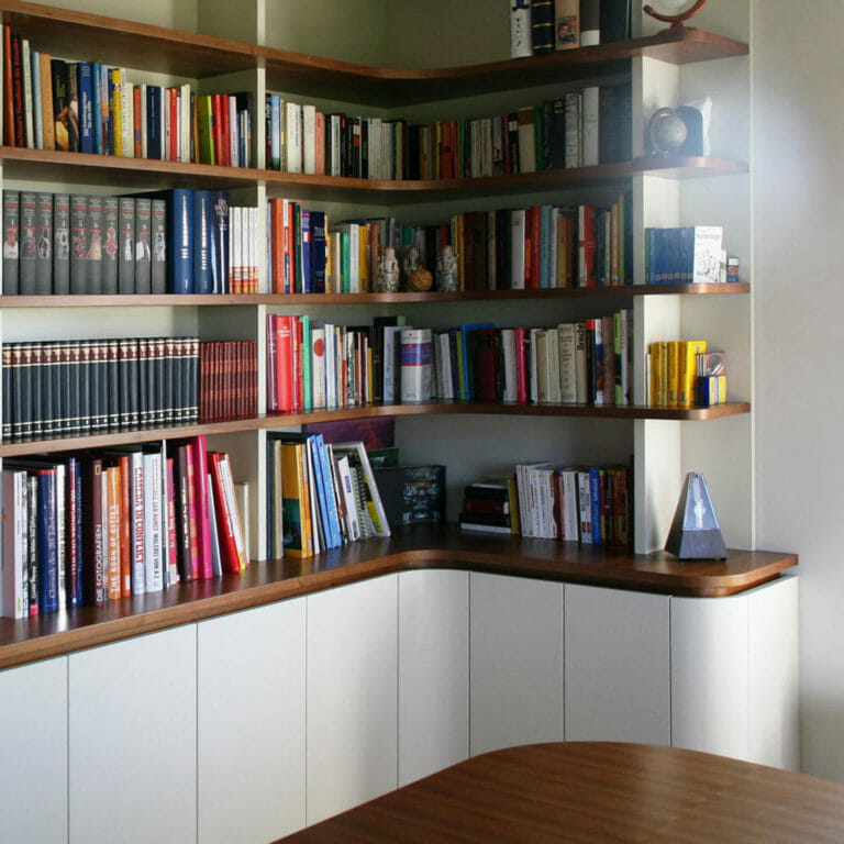 Bibliothek aus Unterschränken und offenem Regal mit runden Ecken