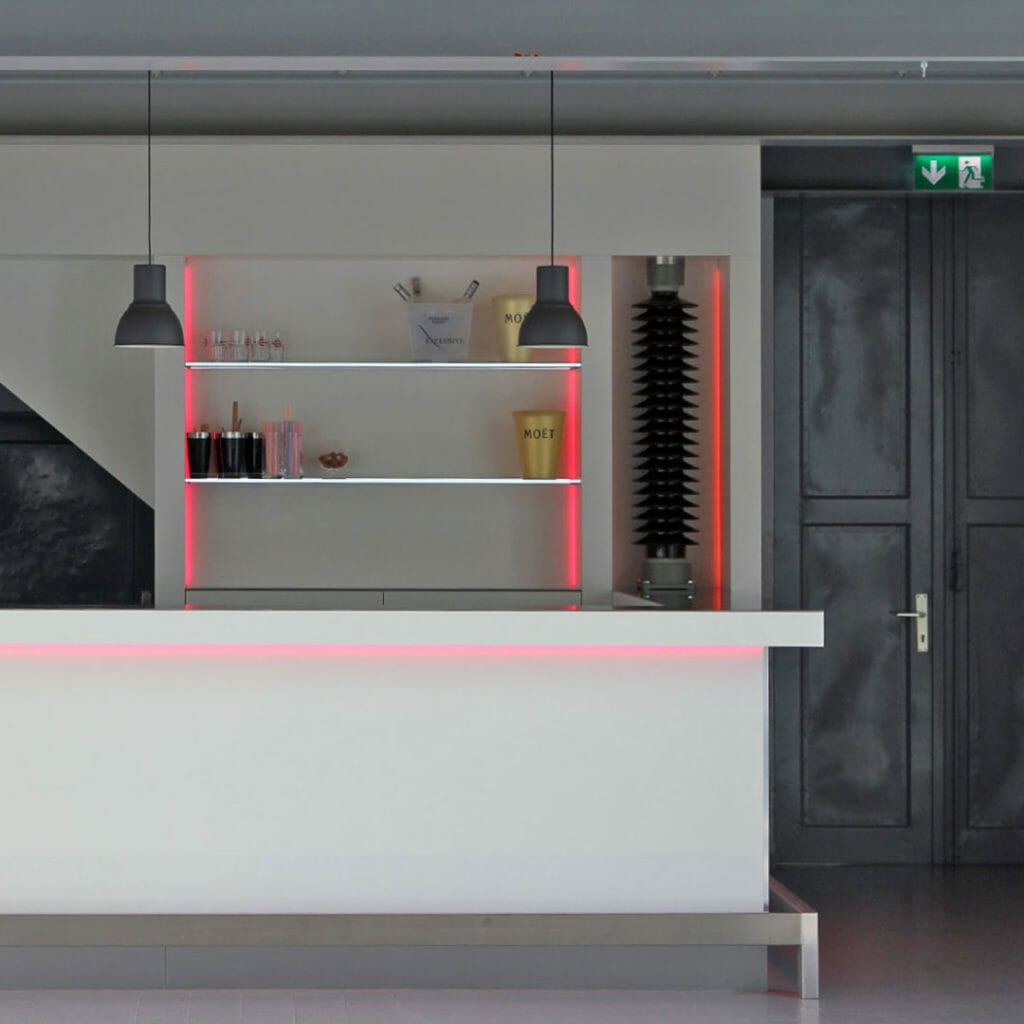 Bar im Industrie Design mit weißen Fronten, Edelstahl, Glas und LED